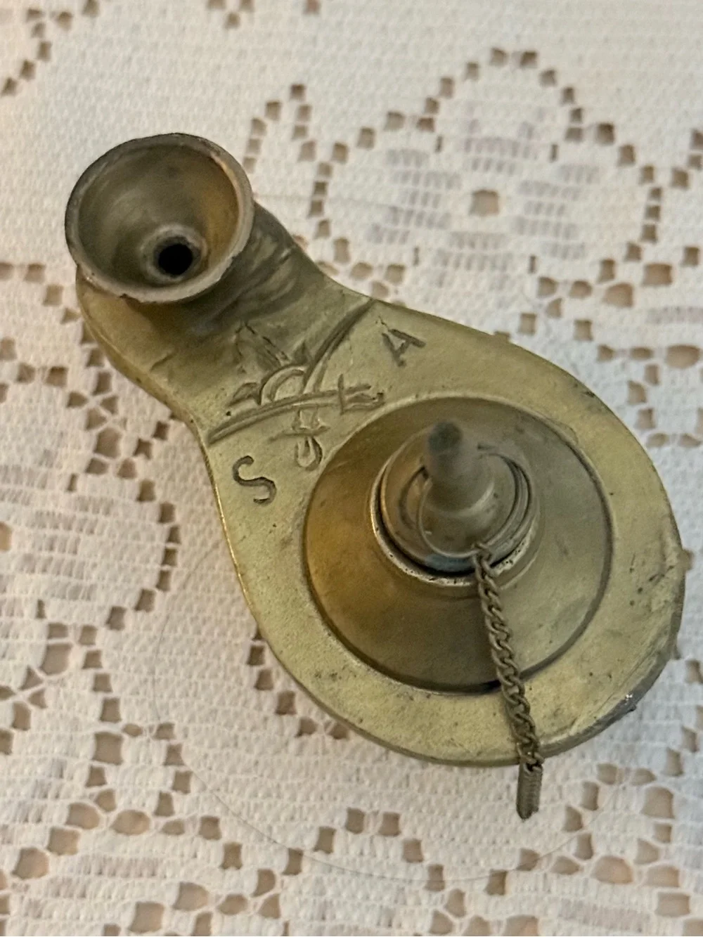 Vintage Brass Aladdin Oil Lamp: Miniature Genie Decor